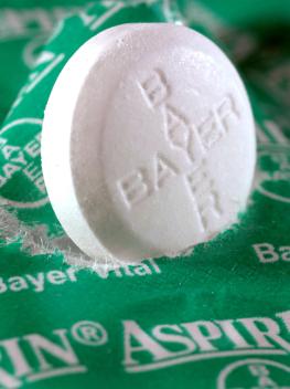 Aspirin Tablette im aufgerissenen Blister