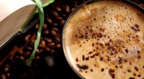 Tasse Kaffee mit frischen Kaffeebohnen