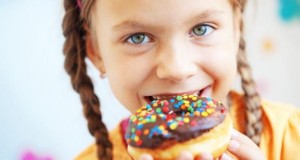 Wenig Bewegung und zu viel Süßigkeiten fördern das Übergewicht bei Kindern.