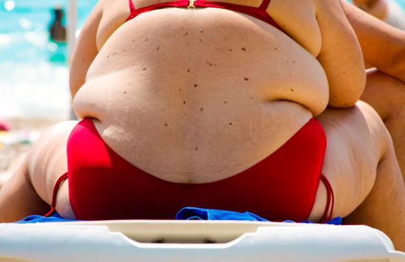 Übergewichtige Frau im Bikini