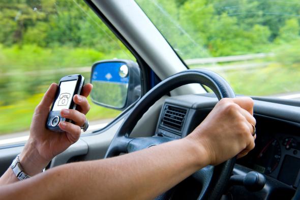 Telefonieren während der Autofahrt ist gefährlich und zudem verboten.