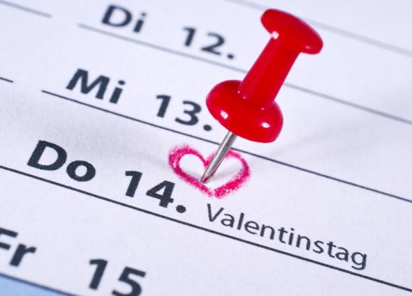 Der 14. Februar ist im Kalender mit einem Herz und Pinnadel markiert.