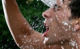 Sportler erfrischt sich mit Wasser