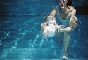 Vorsicht: Babyschwimmen im Hallenbad kann gefährlich sein